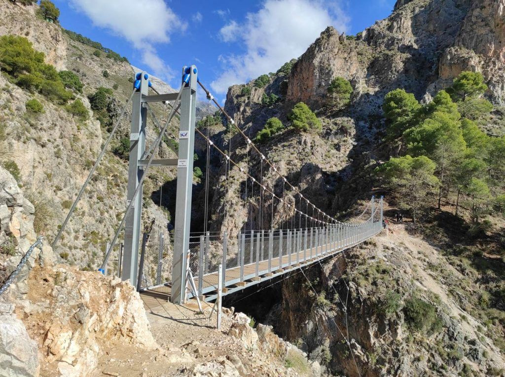 Foto del puente colgante de El Saltillo en Canillas de Aceituno